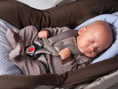 La Guardia Civil auxilia a un beb de 3 meses que sus padres haban dejado en el interior del vehculo