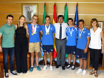 El alcalde felicita al Club H20 por los ltimos resultados conseguidos por sus nadadores en el Campeonato de Andaluca y en la Copa COMEN 