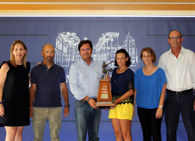 El alcalde recibe a la joven tenista Silvia Vargas tras ser Campeona de Espaa Sub-14 en el Trofeo Manuel Alonso