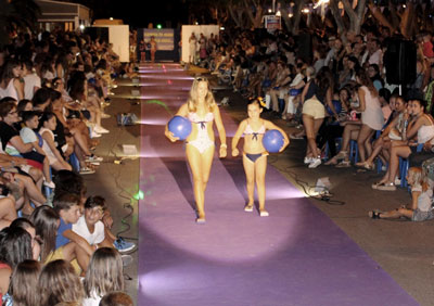 Un desfile de moda cierra el Mercado Marinero del comercio abderitano