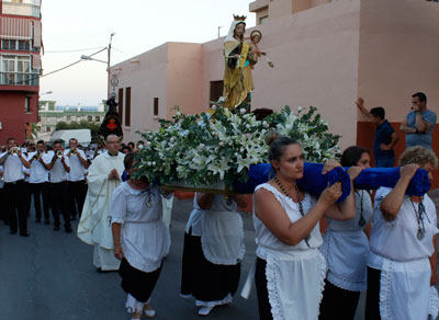 Las 80 viviendas rinden tributo a la Virgen del Carmen