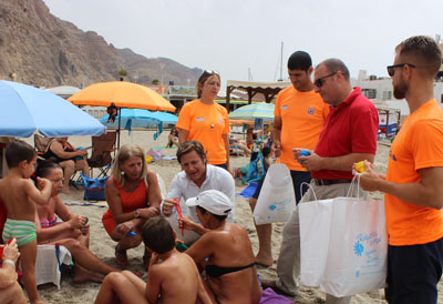 Ayuntamiento e Hidralia reparten dos mil conos para pequeos residuos y pulseras identificativas en las playas