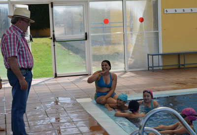 Clausurado el primero de los turnos de los cursos de natacin de la Piscina Municipal de Las Cabauelas