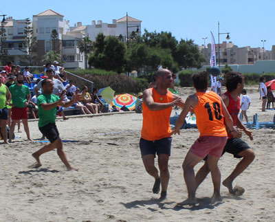 La III edicin del Torneo de Balonmano Playa rene a quince equipos en la playa de poniente de Almerimar