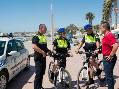 La Polica Local patrullar en bicicleta las playas y el paseo martimo del Municipio