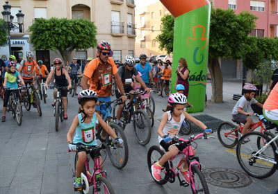 Los nios de Gdor disfrutan de una tarde de ruta en bicicleta por el municipio