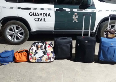 La Guardia Civil detiene a dos personas involucradas en 20 robos cometidos en los aparcamientos de las playas