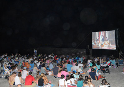 La playa de San Miguel se llen anoche para disfrutar con el cine de verano