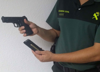 Noticia de Almería 24h: Un vecino amenaza con un arma simulada a los clientes de una terraza disparando un falso disparo al aire