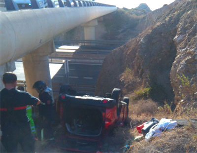 Rescatados los tres ocupantes de un vehculo tras quedar atrapados en un accidente en la Autova del Mediterrneo