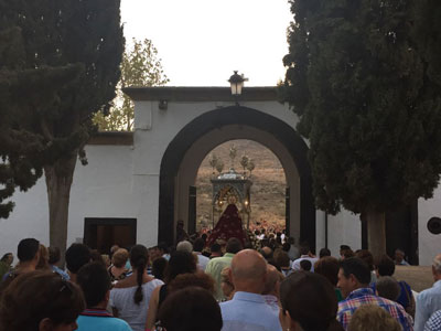 Una muchedumbre acompaa a la Virgen de Gdor al cementerio de Berja
