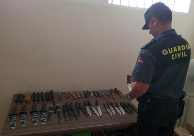 La Guardia Civil interviene varias armas prohibidas a un vendedor ambulante 