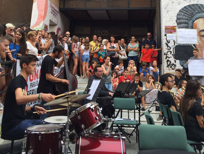 La Joven Big Band del Conservatorio inaugura la segunda semana de protestas sin entrar a clase