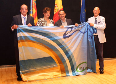 Vera recibe el galardn de la Bandera Ecoplaya 2016
