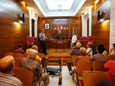 El alcalde de Vera, Flix Lpez, se reune con vecinos de la calle Zanja y la Avenida de Catalua