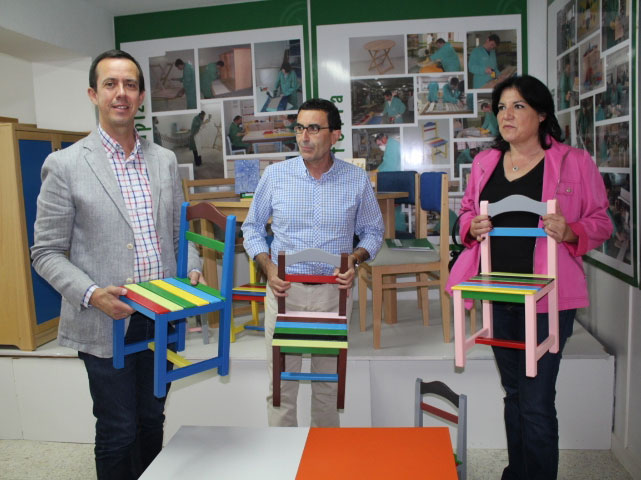 La Unidad de Estancia Diurna Javier Pea hace entrega de mobiliario al Ayuntamiento de Los Gallardos