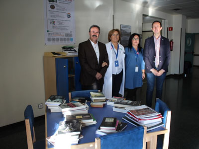 El Hospital de Poniente crea una biblioteca abierta al uso de pacientes y acompaantes