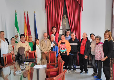 Usuarios del Centro Ocupacional Asprodalba visitan el Ayuntamiento de Vera