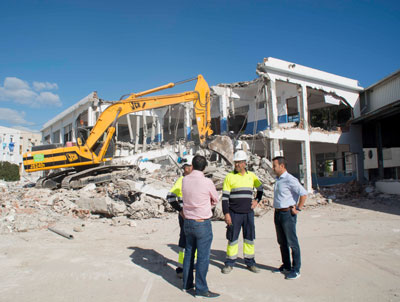 Carboneras inicia las obras de demolicin del antiguo colegio Simn Fuentes