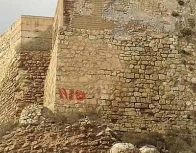 La Junta denuncia ante la Fiscala las pintadas en la ladera sur de la Alcazaba