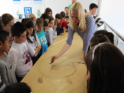 Alumnos de primaria participan en un encuentro con la ilustradora polaca Katarzyna Rogowicz