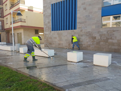 Noticia de Almería 24h: El Ayuntamiento de Adra incrementa los trabajos de baldeo y cepillado manual en calles y plazas