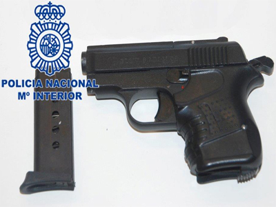 Un vecino de Albox deja una pistola escondida tras un urinario en la estacin de tren de Alicante  