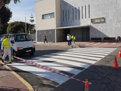 Noticia de Almería 24h: El Ayuntamiento de Adra incrementa la seguridad peatonal y elimina barreras arquitectónicas 