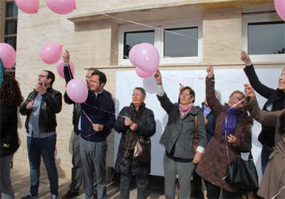 Noticia de Almería 24h: El Ejido vuelve a mostrar su compromiso en la lucha contra el cáncer lanzando cientos de globos rosas al cielo con mensajes de esperanza