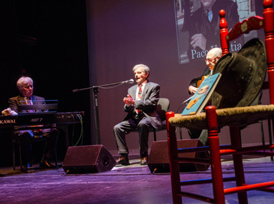 Almera rinde un homenaje musical a Paco Urrutia en un repleto teatro Apolo