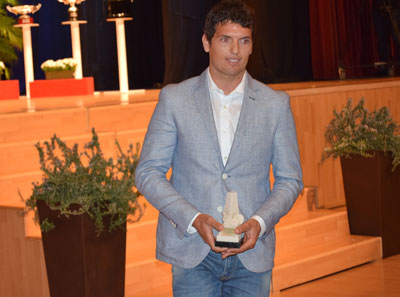 El alcalde felicita al deportista ejidense Víctor Fernández por el premio que le ha sido otorgado por la prensa deportiva de Andalucía 