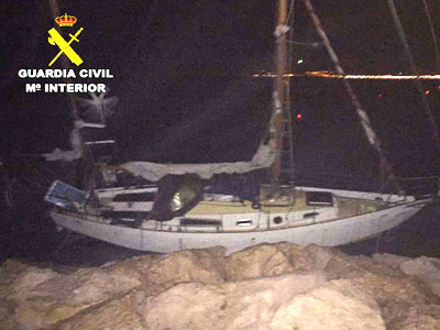 Rescatan a dos personas y su perro que encallaron su velero en las rocas del Puerto de Almerimar