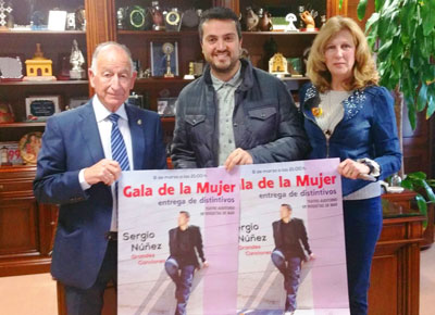 El alcalde de Roquetas de Mar presenta la Gala de la Mujer