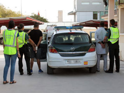 La Guardia Civil detiene a tres personas por trafico de marihuana y esclarece el robo en una vivienda de Roquetas