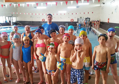 1.200 alumnos de Primaria mejoran tcnicas de natacin en la provincia 