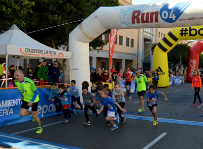 La Run 04 llena el centro de Almera con cerca de 550 grandes y pequeos atletas