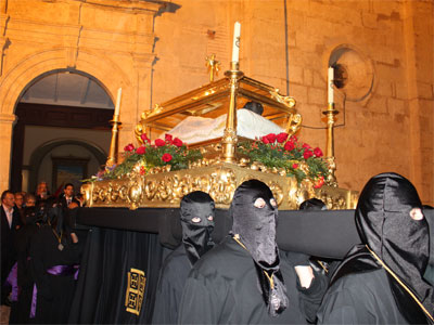 La Semana Santa de Gdor llega a su momento culmen con el Santo Entierro y la La Soledad