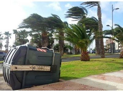 Noticia de Almería 24h: Ayuntamiento y feriantes deciden mantener el cierre del recinto ferial hasta las ocho de la tarde que habrá una nueva previsión de viento