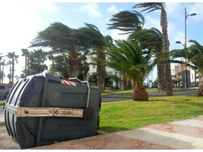 Ayuntamiento y feriantes deciden mantener el cierre del recinto ferial hasta las ocho de la tarde que habr una nueva previsin de viento