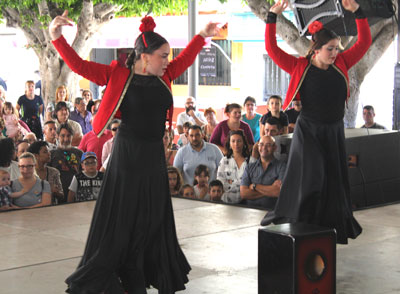 La Plaza de la Constitucin se llena de arte con la muestra de Baile de las Fiestas Patronales