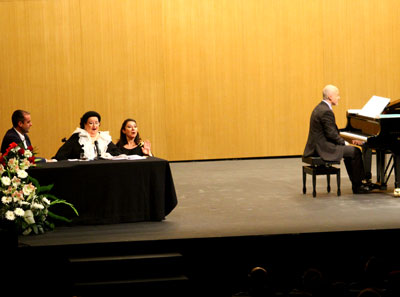 Montserrat Caball recibe un emotivo homenaje en El Ejido con la concesin de un palco de honor que ya luce en el Auditorio 