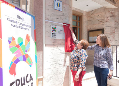 Noticia de Almera 24h: Rioja ya luce con orgullo el Premio EducaCiudad