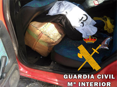 Noticia de Almería 24h: Detenidos cuando intentaban llevarse un fardo de hachís que se encontraba en un espigón de una playa del poniente almeriense