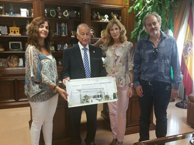 El ayuntamiento entrega un cheque de más de 2.000 euros a la asociación Proyecto Hombre