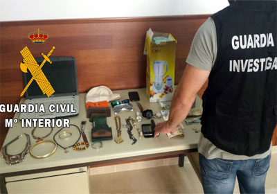 Noticia de Almería 24h: La Guardia Civil detiene a una persona como autor de 23 delitos de robo con fuerza en viviendas 