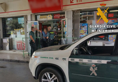 Noticia de Almería 24h: Intenta robar un establecimiento con un cuchillo y los trabajadores se niegan a darle el dinero