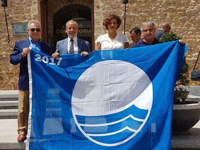 El Consejero de Turismo entrega la Bandera Azul al Alcalde de Vera