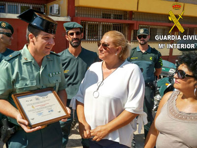 Noticia de Almería 24h: La Guardia Civil recibe el agradecimiento de la Federación Gitana de Almería en una exhibición de medios en Berja