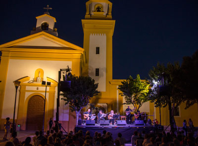 El amor a Juan Goytisolo llen anoche la Plaza de San Roque de La Chanca