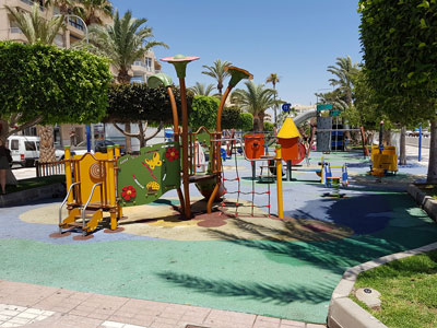 Los cinco parques infantiles de Garrucha, a punto para el verano